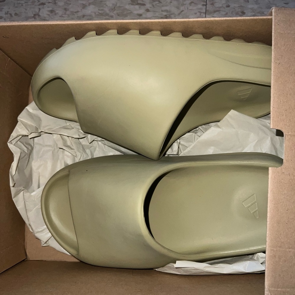 Yeezy slides size size 7